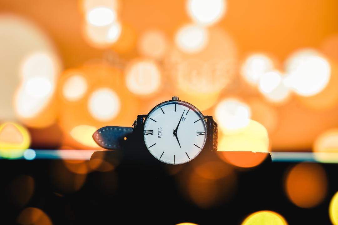 Armbåndsur fotografert mot varm bokeh-bakgrunn