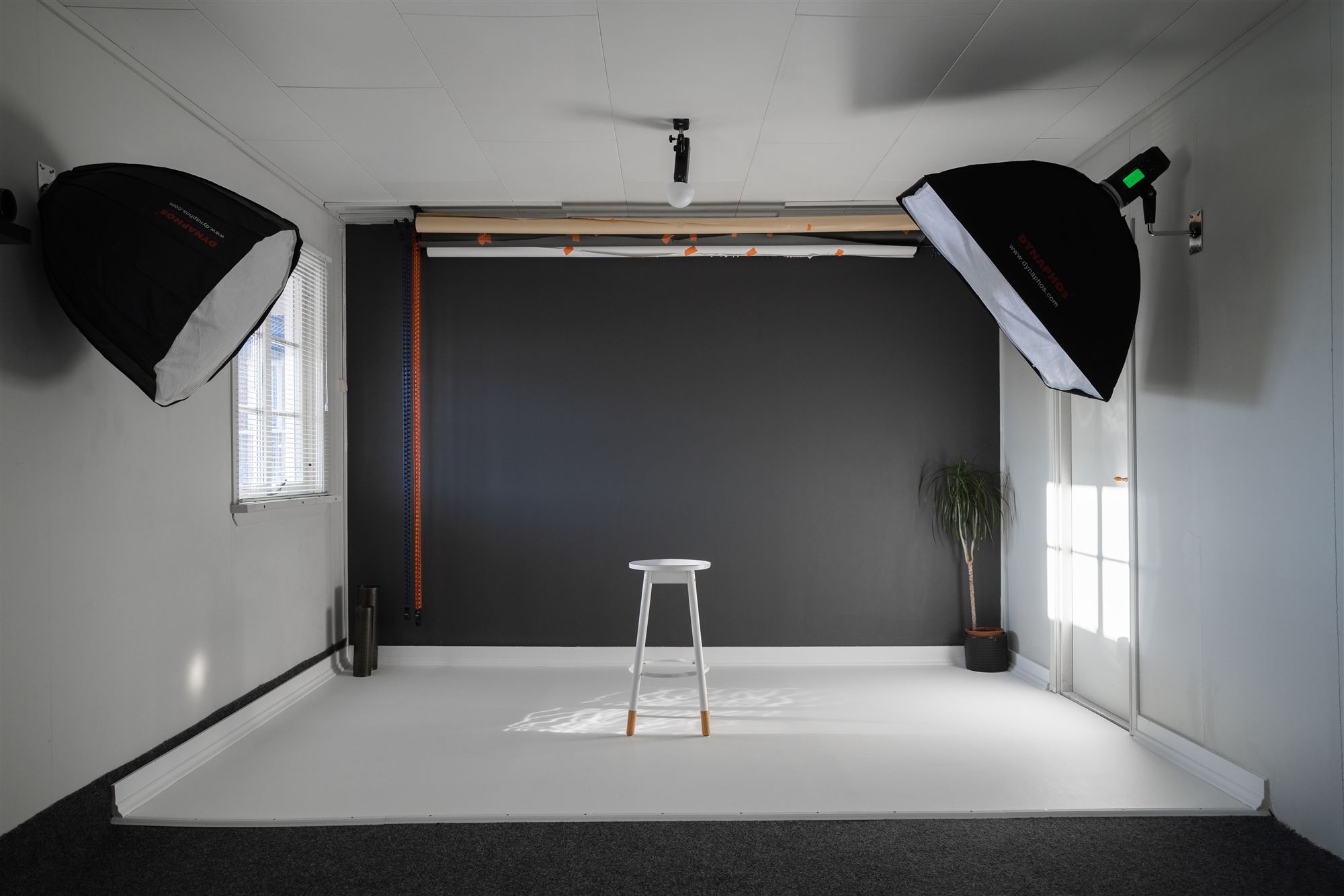 Profesjonelt fotostudio hjemme hos Thomas, med lyssetting og krakk