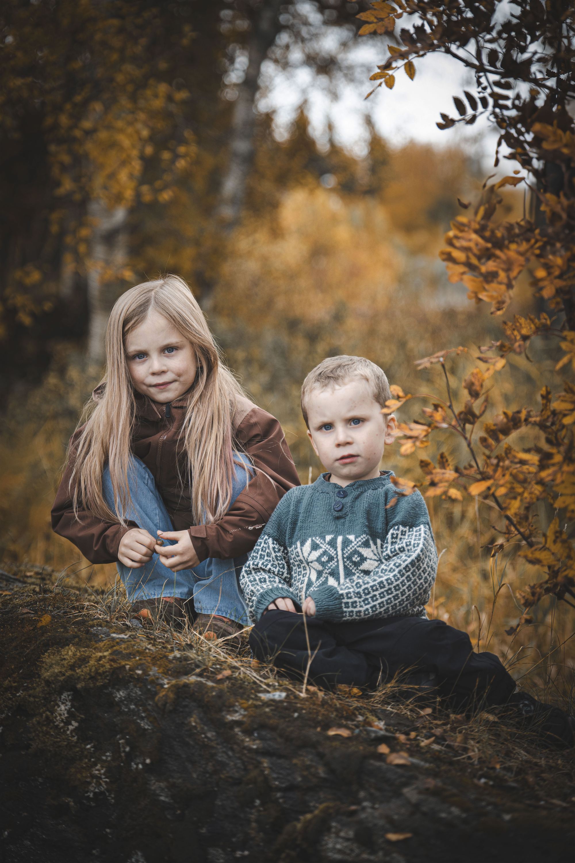 To søsken i høstfarget skog