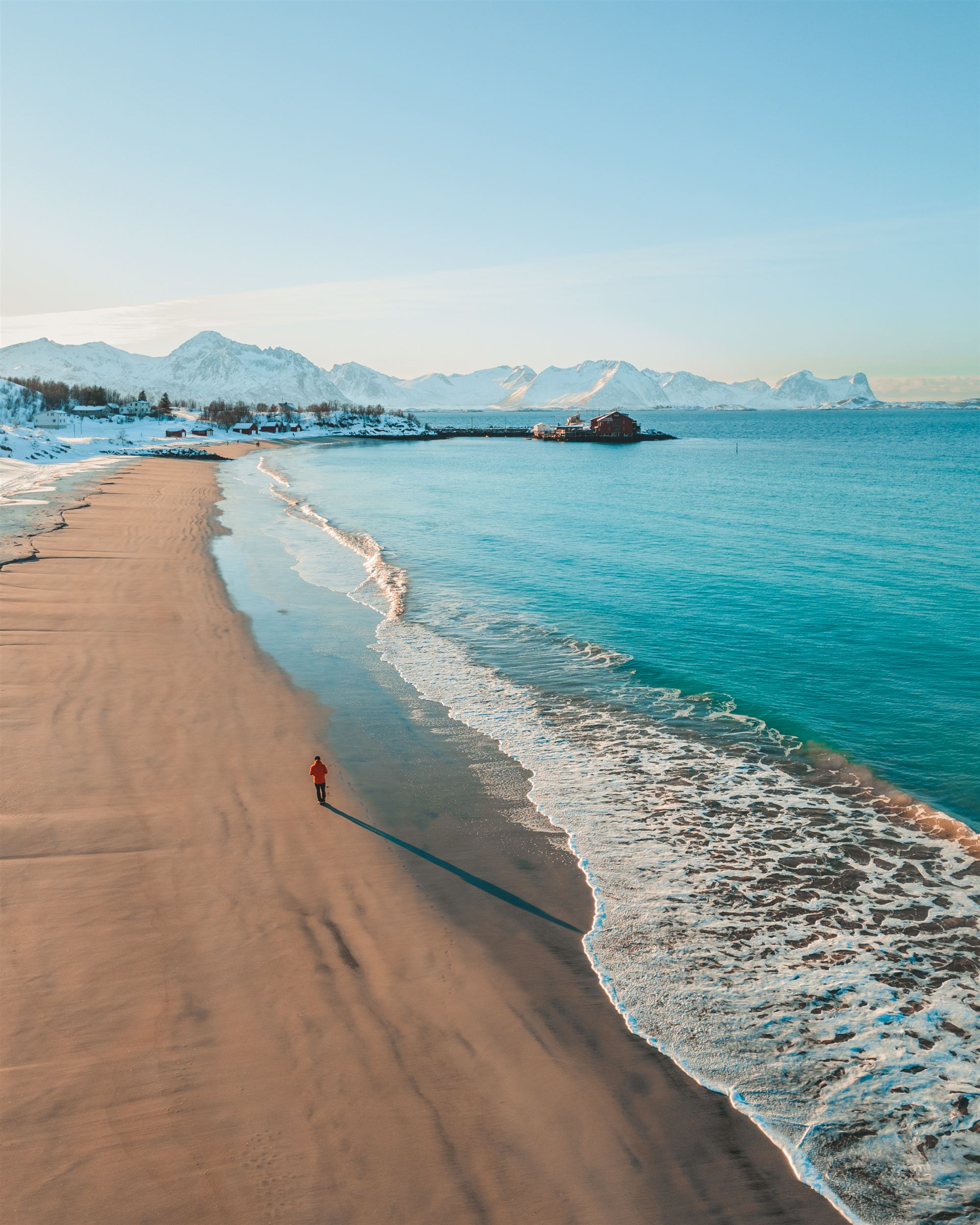 Fugleperspektiv av turkis hav og sandstrand ved Lofoten